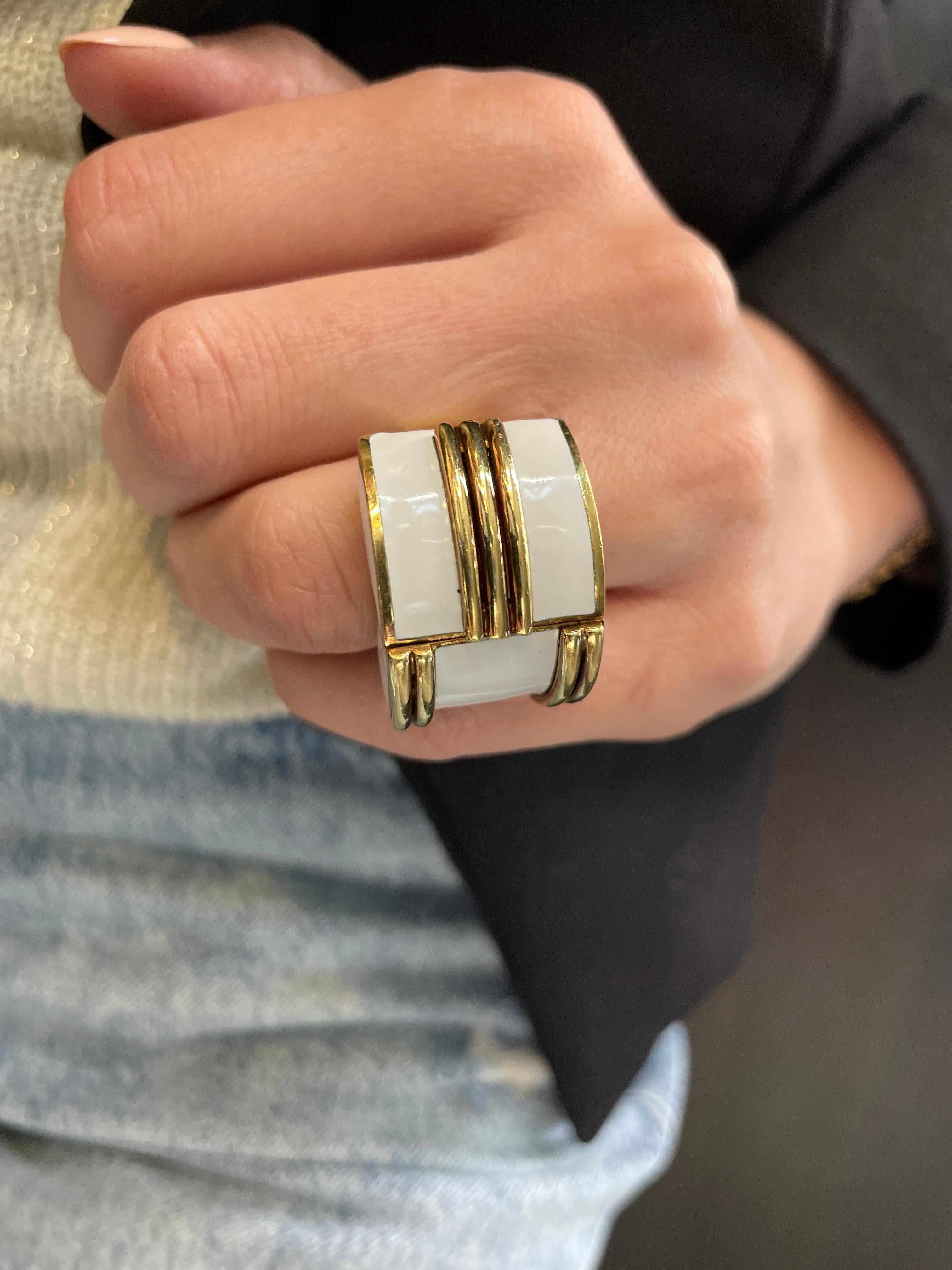 David Webb Bague bombée en or jaune et émail blanc en vente 3