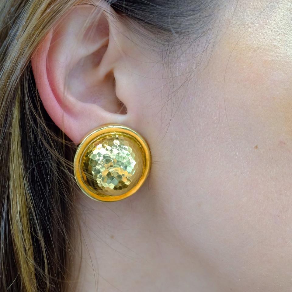 DESCRIPTION:
From David Webb, a pair of large round earrings featuring David Webb's hand-hammered finish and bold style. The earrings measure 29mm and are 34 grams
BACKINGS: Clip-On