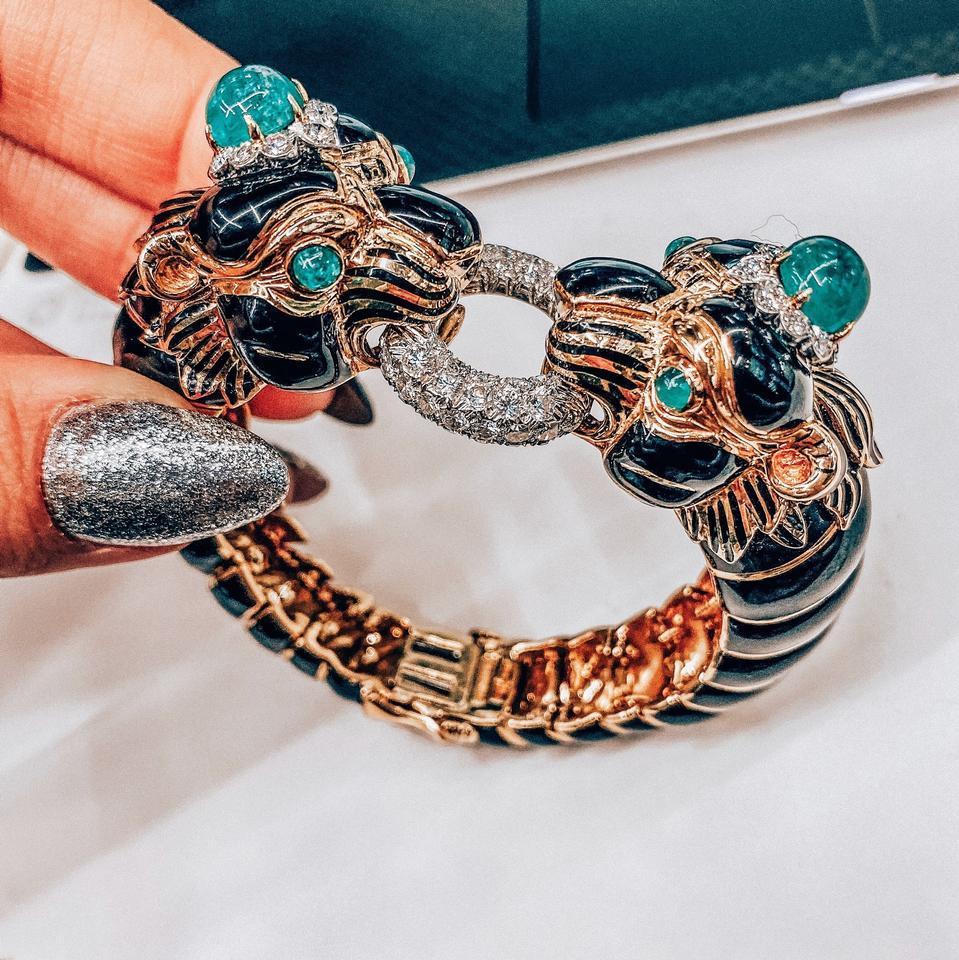 David Webb Yellow Gold Black Enamel Two-Lion Heads Emerald Kingdom Bracelet In Excellent Condition In New York, NY