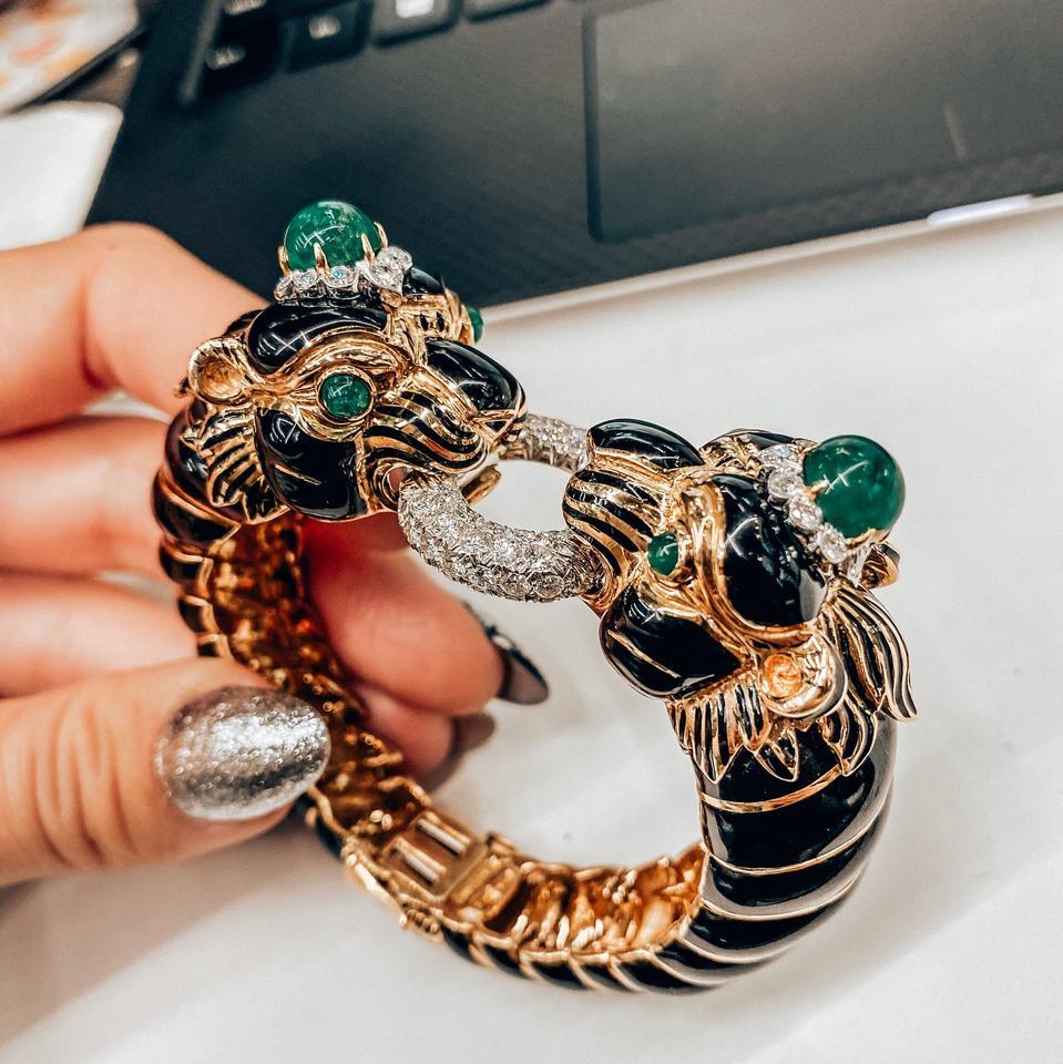 Women's or Men's David Webb Yellow Gold Black Enamel Two-Lion Heads Emerald Kingdom Bracelet