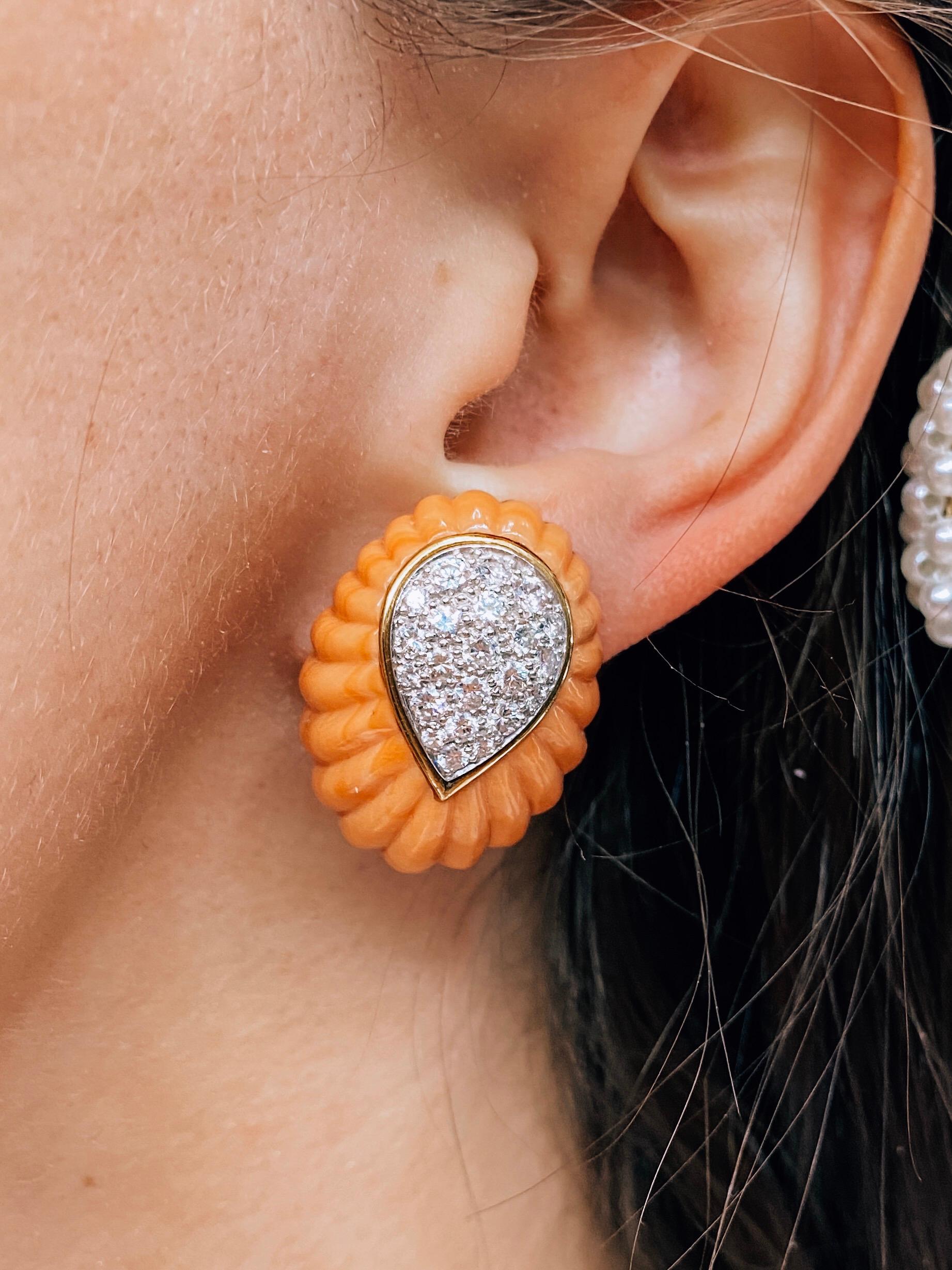 Taille ronde David Webb Clips d'oreilles vintage en or jaune, corail et diamants en vente