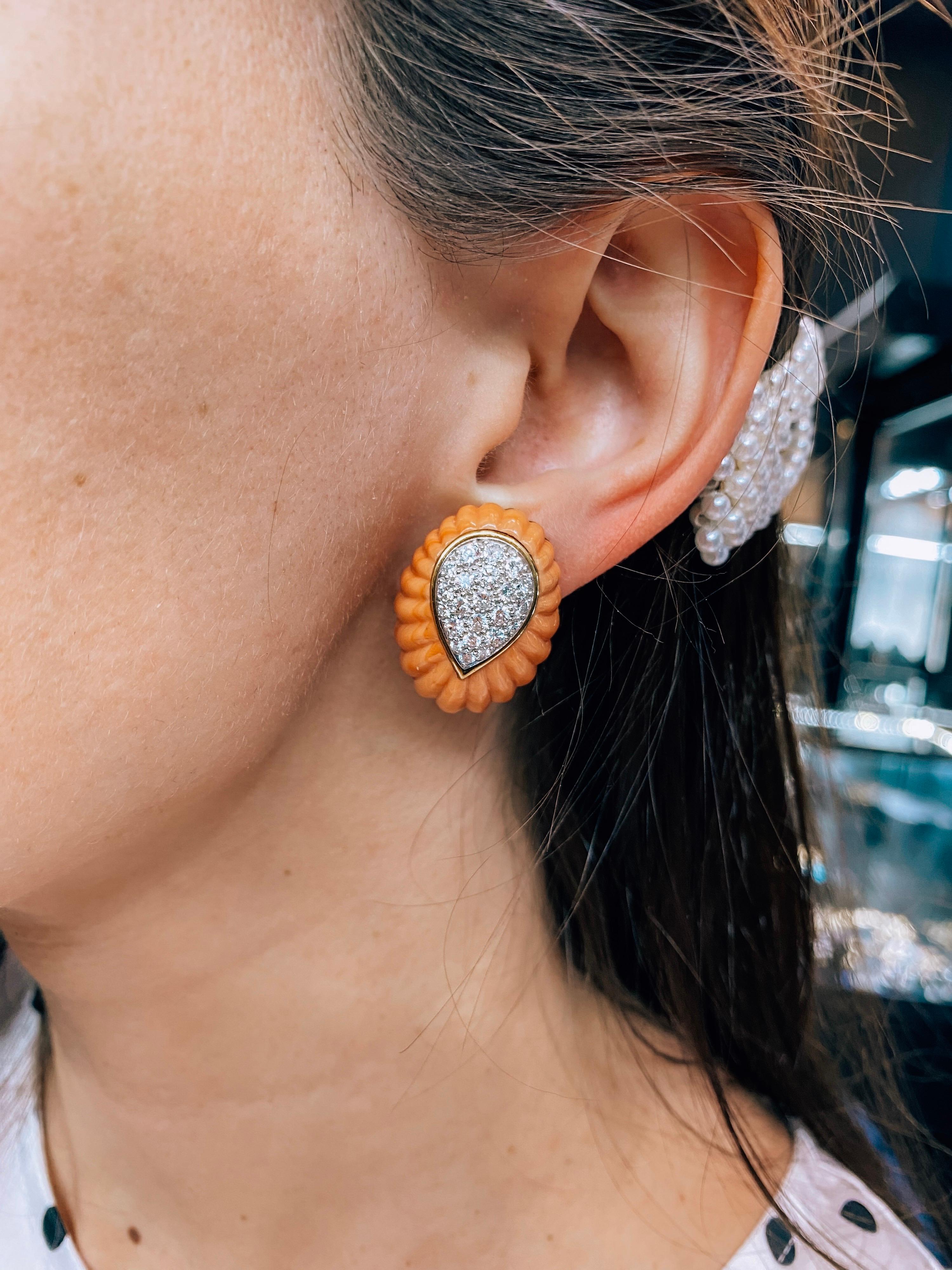 David Webb Clips d'oreilles vintage en or jaune, corail et diamants Pour femmes en vente