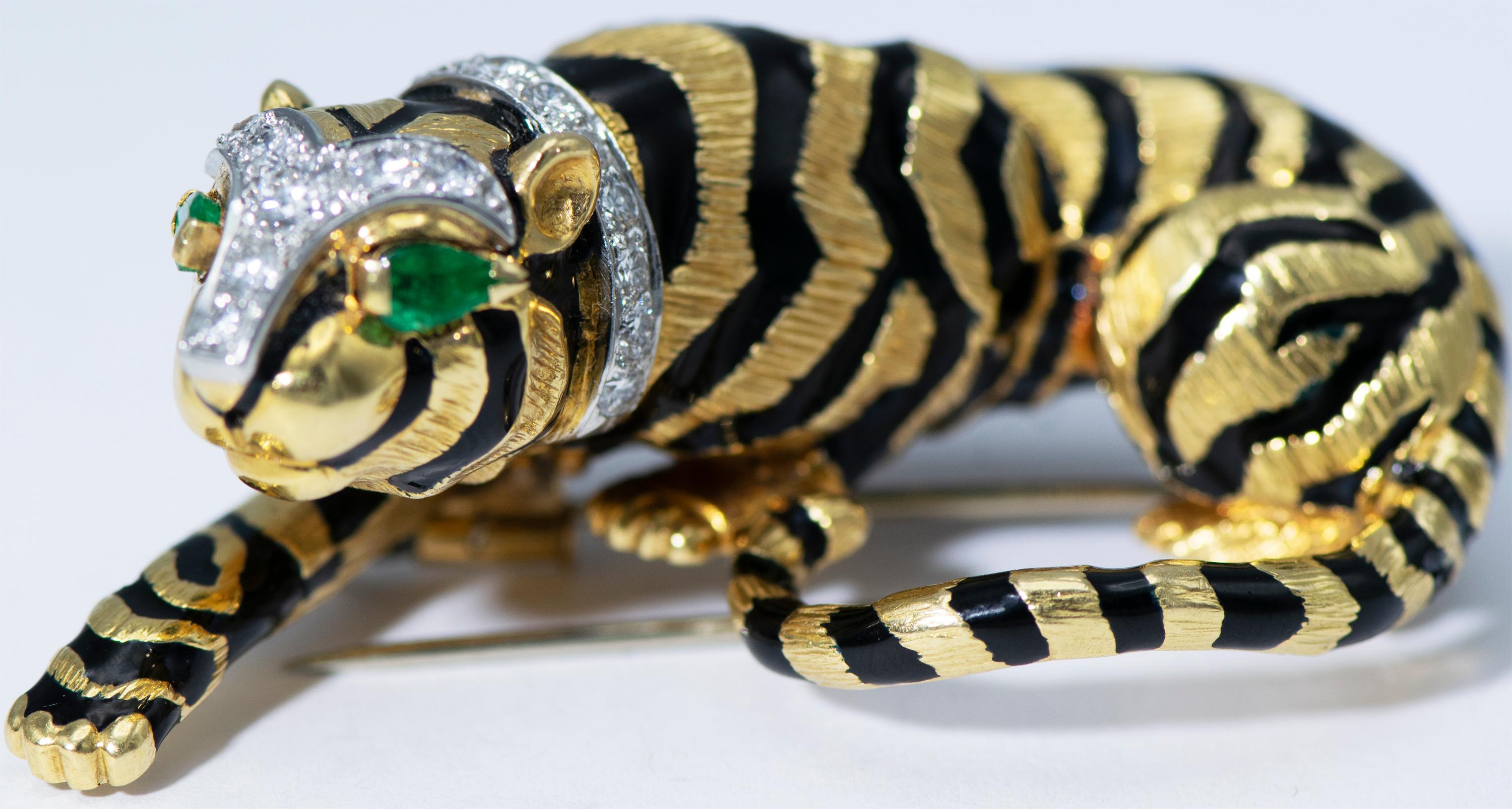 David Webb Yellow Gold Crouching Tiger Brooch In Excellent Condition In New York, NY