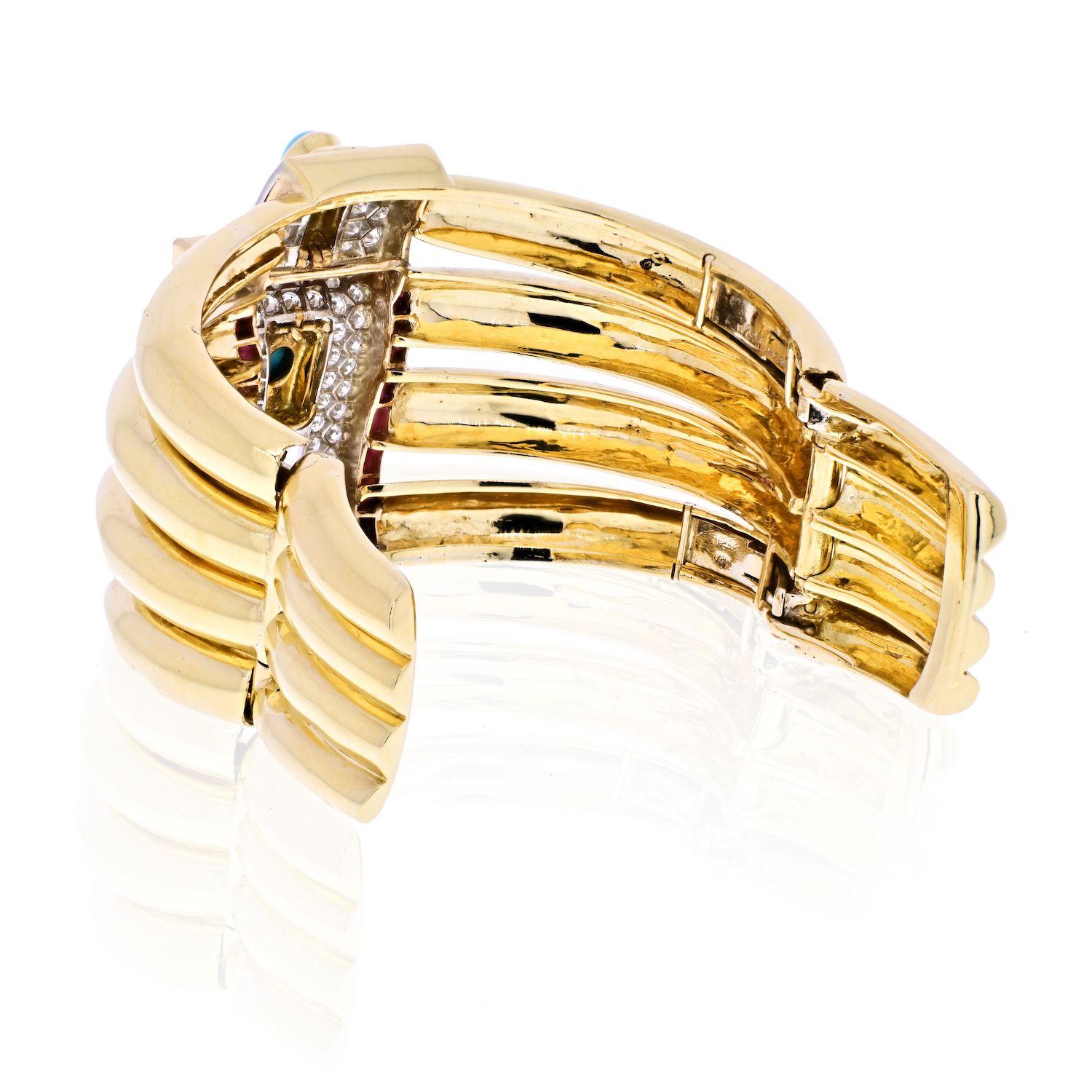 Manschettenarmband aus Gelbgold mit Diamanten, Rubinen und Türkisen von David Webb im Zustand „Hervorragend“ im Angebot in New York, NY