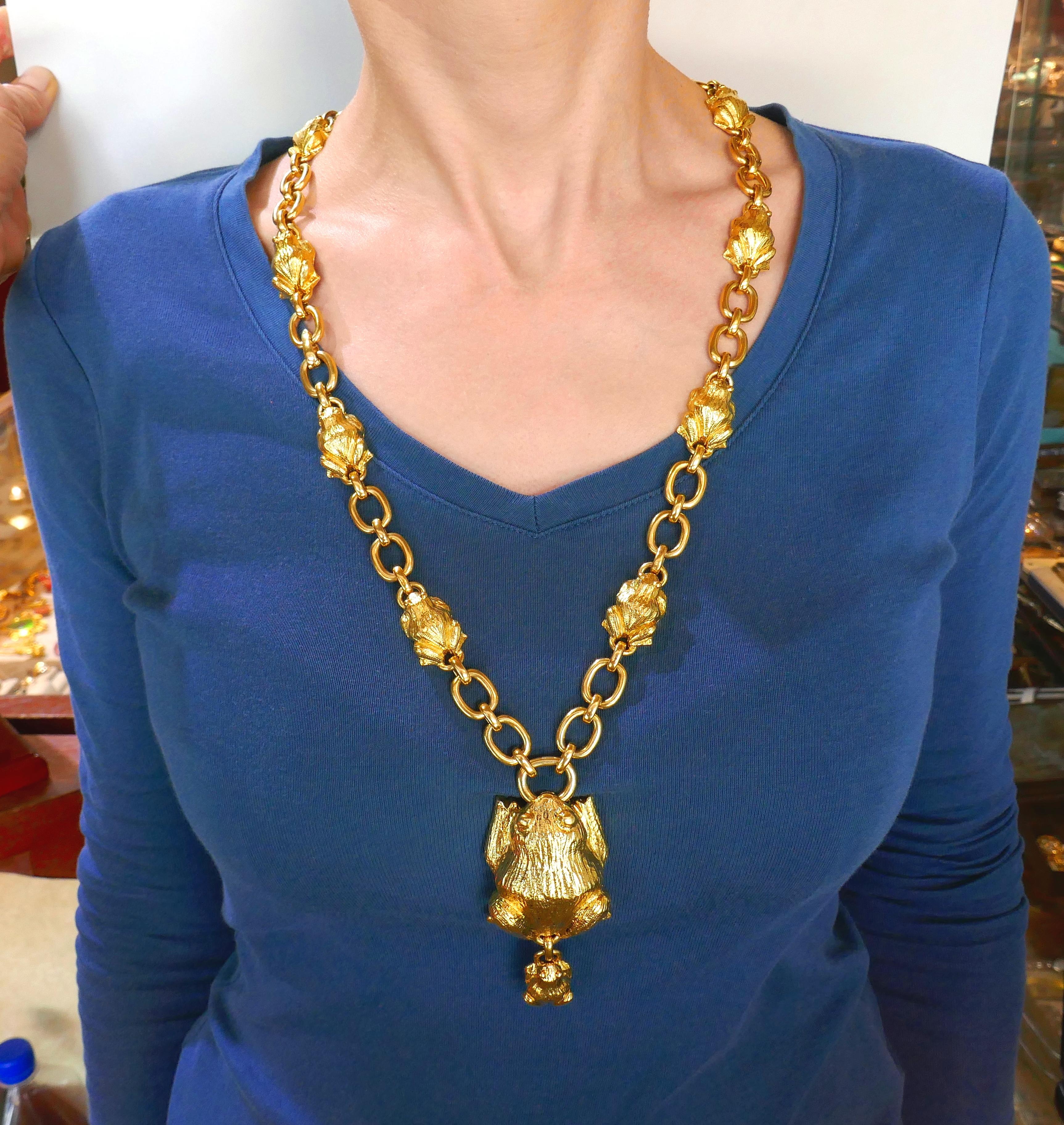 Bold and fun necklace created by David Webb in the 1980s. Chic and wearable, the necklace is a great addition to your jewelry  collection. 
It is made of 18 karat yellow gold.
The chain part measures 28-1/2 x 5/8 inches (73 x 1.7 centimeters), the