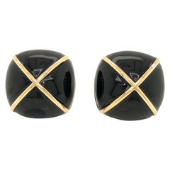 David Webb Orecchini a clip in oro giallo con cuscino quadrato grande e smalto nero