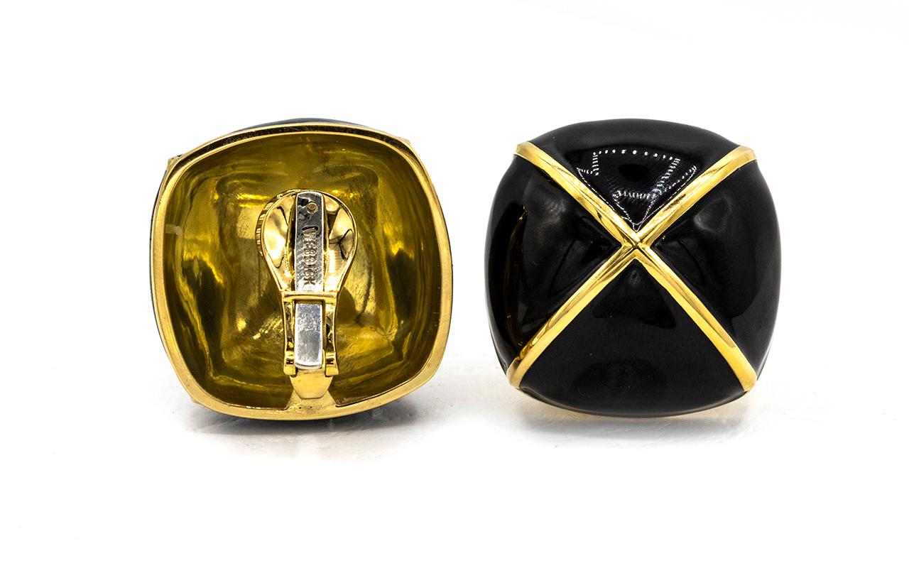 Prova l'audace eleganza degli orecchini a clip David Webb a forma di cuscino con smalto nero e dettaglio in oro, un paio di pezzi che racchiudono lo stile iconico e la maestria artigianale del designer. Realizzati in lussuoso oro giallo 18 carati,