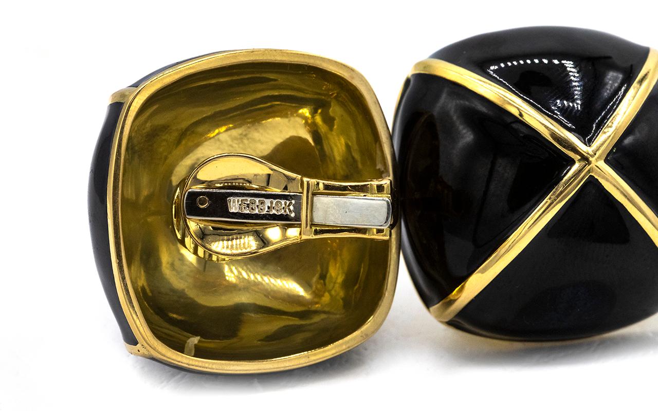 Moderne Grands clips d'oreilles carrés en or jaune et émail noir taille coussin, David Webb en vente