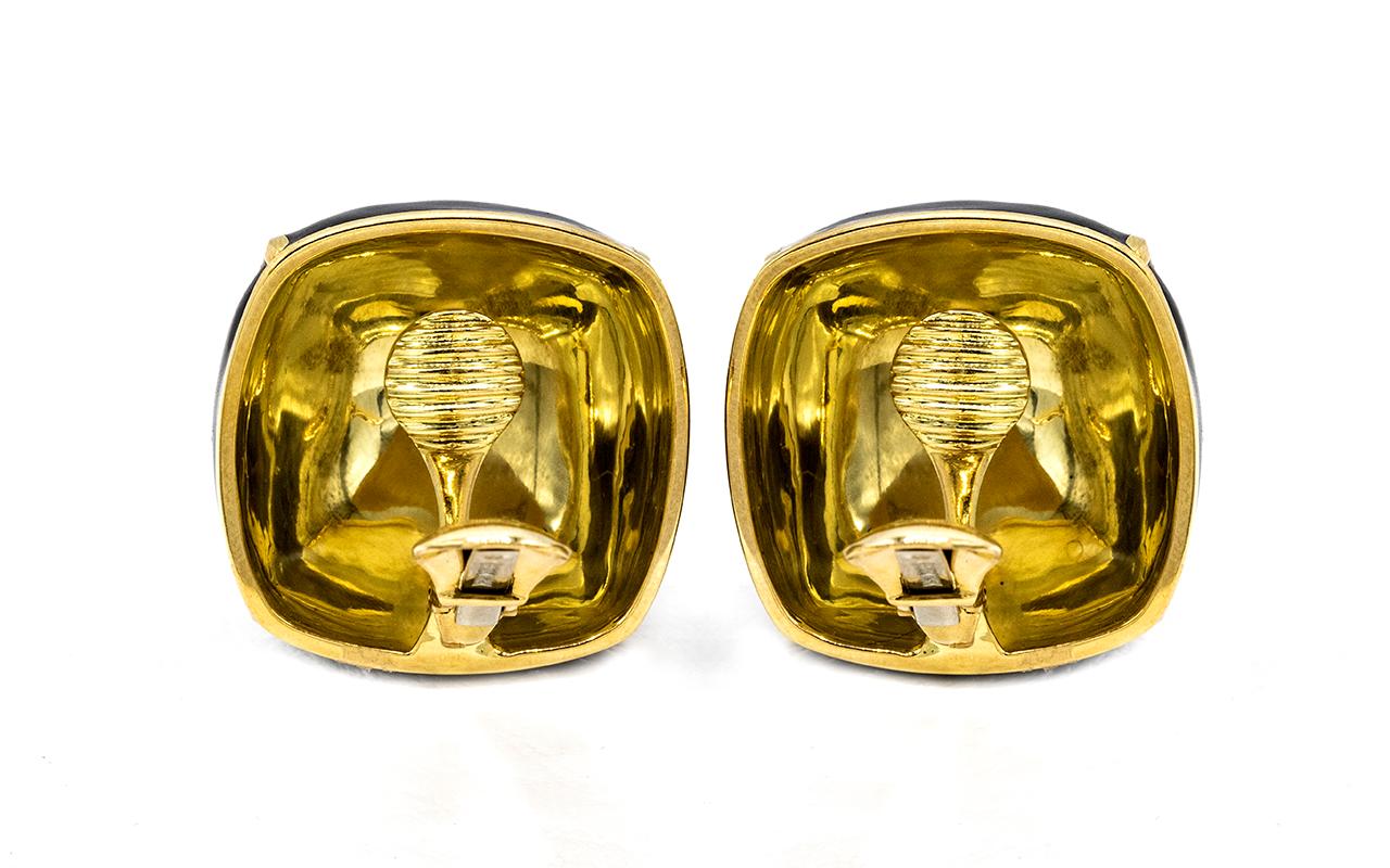 Grands clips d'oreilles carrés en or jaune et émail noir taille coussin, David Webb Excellent état - En vente à New York, NY