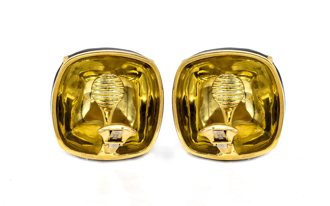 David Webb Orecchini a clip in oro giallo con cuscino quadrato grande e smalto nero In condizioni ottime in vendita a New York, NY