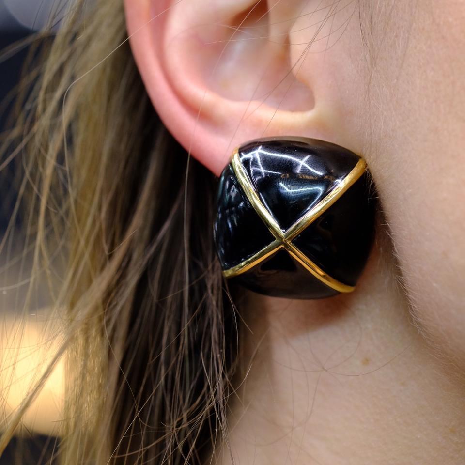 Donna David Webb Orecchini a clip in oro giallo con cuscino quadrato grande e smalto nero in vendita