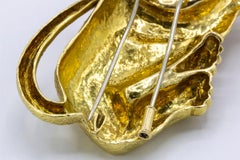 David Webb Broche lion en or jaune avec yeux d'émeraude