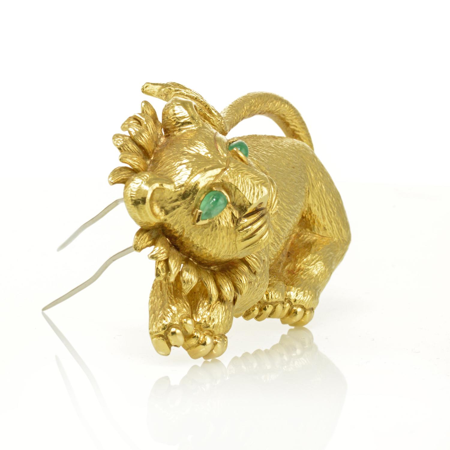 David Webb Yellow Gold Lion with Emerald Eyes Brooch In Excellent Condition In New York, NY