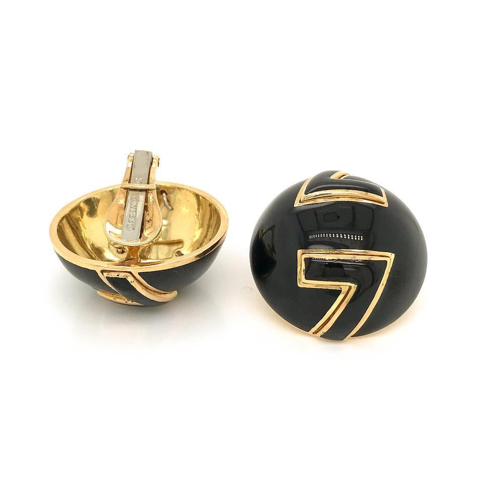 These stunning round clip on Earrings by David Webb are in excellent vintage condition and have no visible damage and very little wear. They are black enamel with gold tone metal stripes in a shape of a seven!

They measure 1.00 inches by 1.00