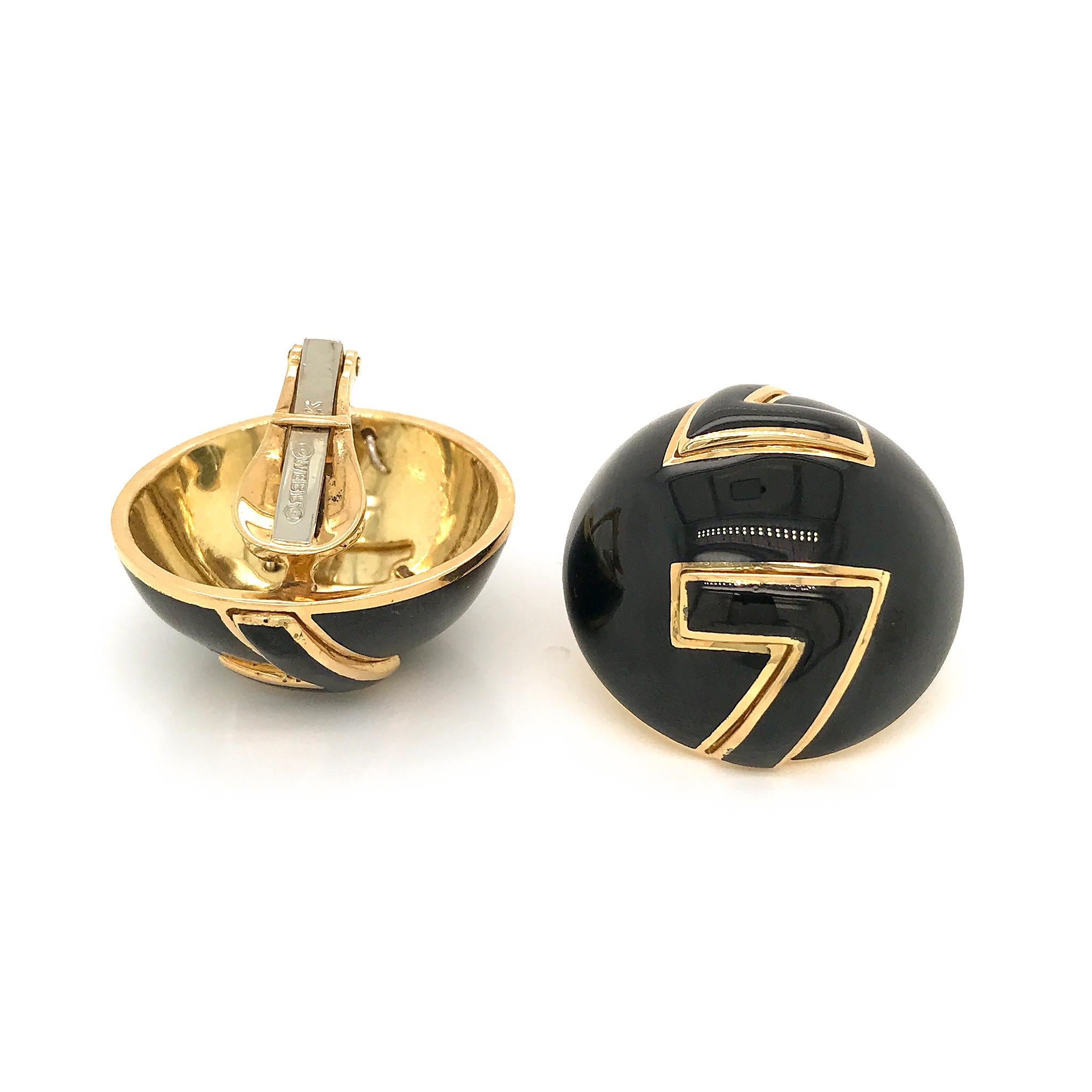 David Webb Yellow Gold Round Black Enamel Clip-On Earrings In Excellent Condition For Sale In New York, NY