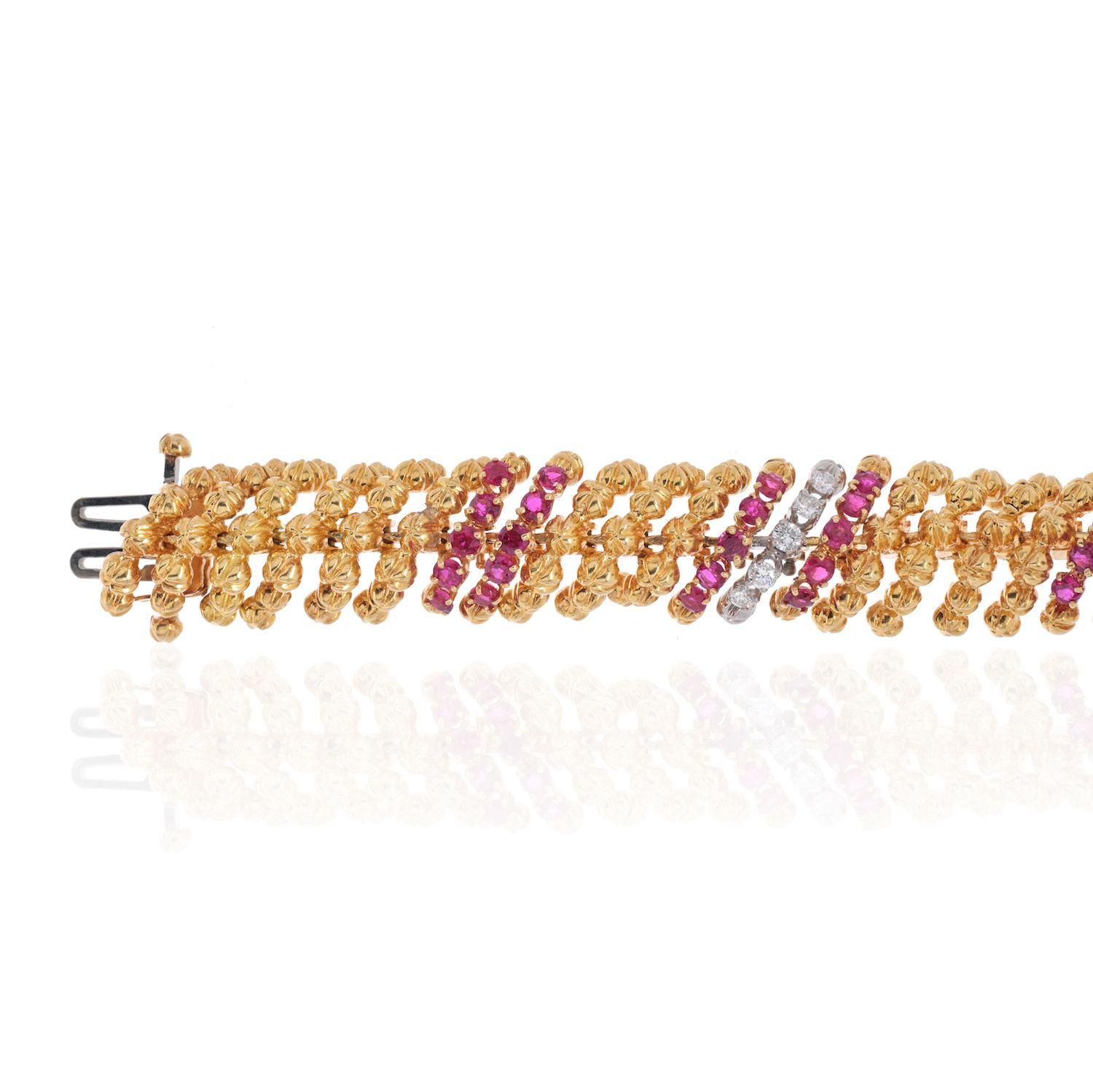 Modern David Webb Yellow Gold Ruby and Diamond Textured, Scalloped Link Bracelet For Sale