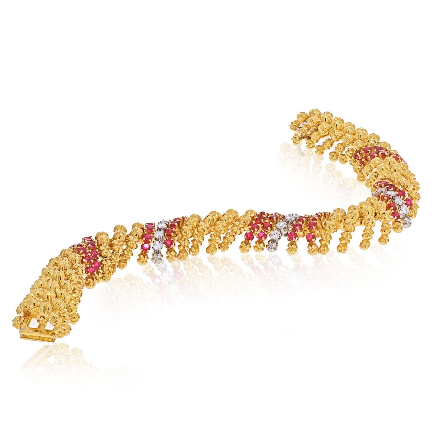 David Webb Yellow Gold Ruby and Diamond Textured, Scalloped Link Bracelet In Good Condition For Sale In New York, NY