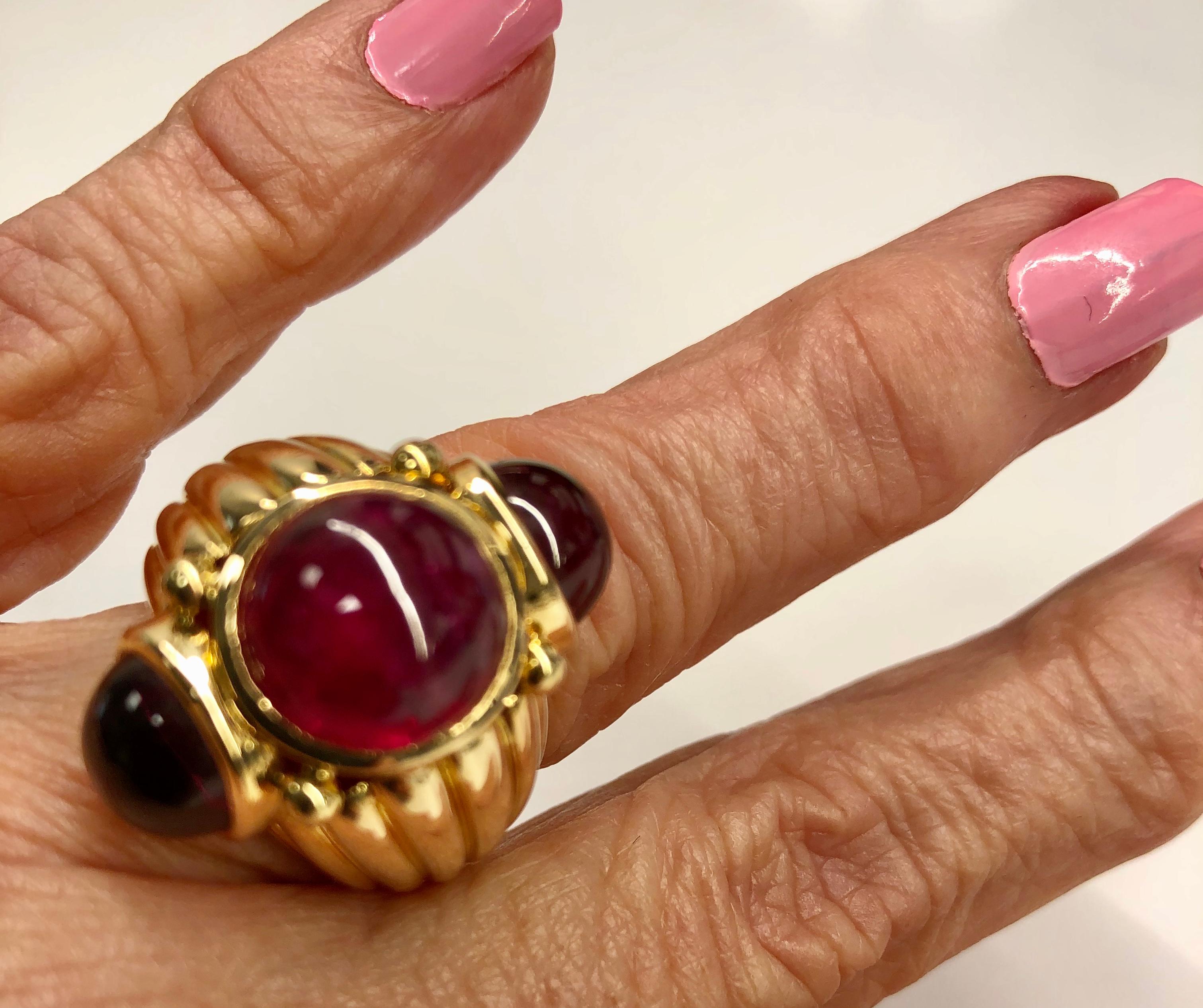 Estate David Webb 18K Yellow Gold Ruby and Garnet Ring In Good Condition In Houston, TX