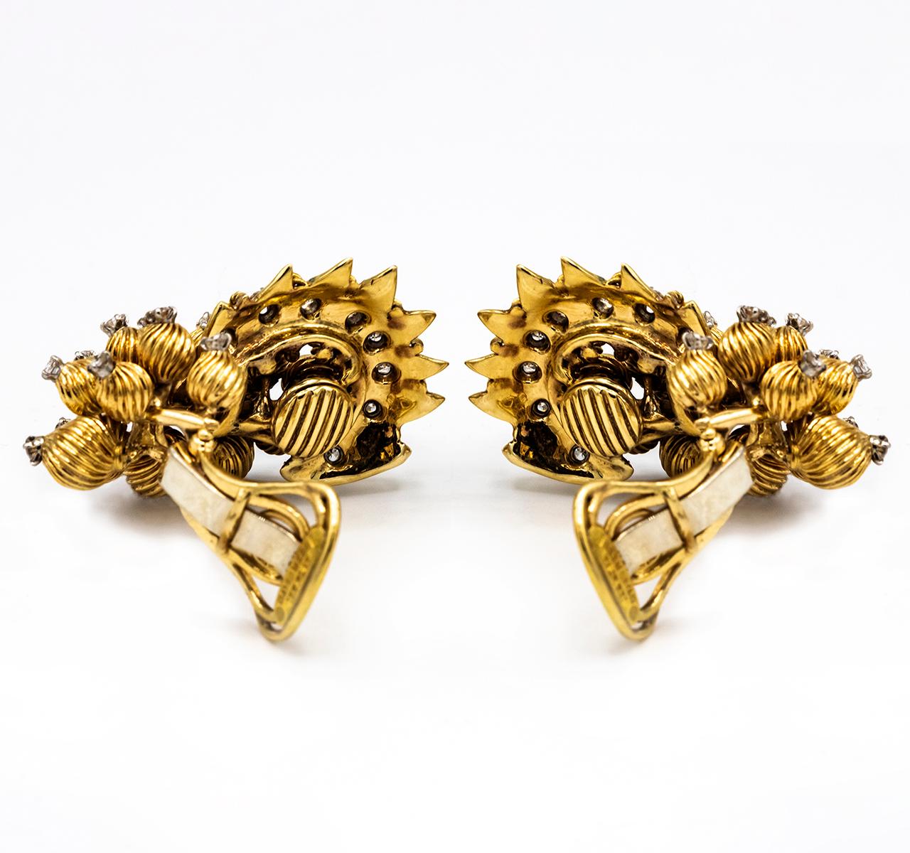 Vintage diamond earrings crafted in 18k yellow gold set with round brilliant cut diamonds.
Clip-on closure. Carat weight approx. 2.00cts.

L: 31mm W: 22mm
