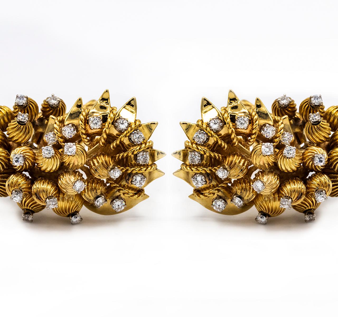 Moderne David Webb Boucles d'oreilles en or jaune sculpté serties de diamants ronds en vente
