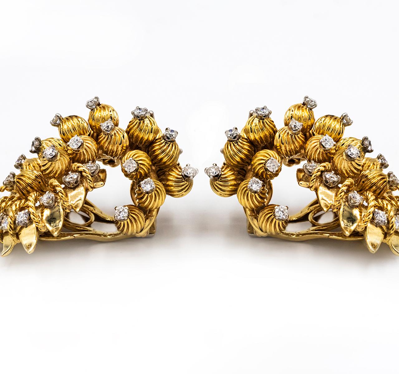 Taille ronde David Webb Boucles d'oreilles en or jaune sculpté serties de diamants ronds en vente