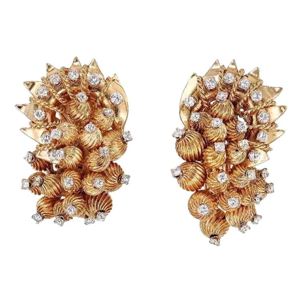 David Webb Boucles d'oreilles en or jaune sculpté serties de diamants ronds