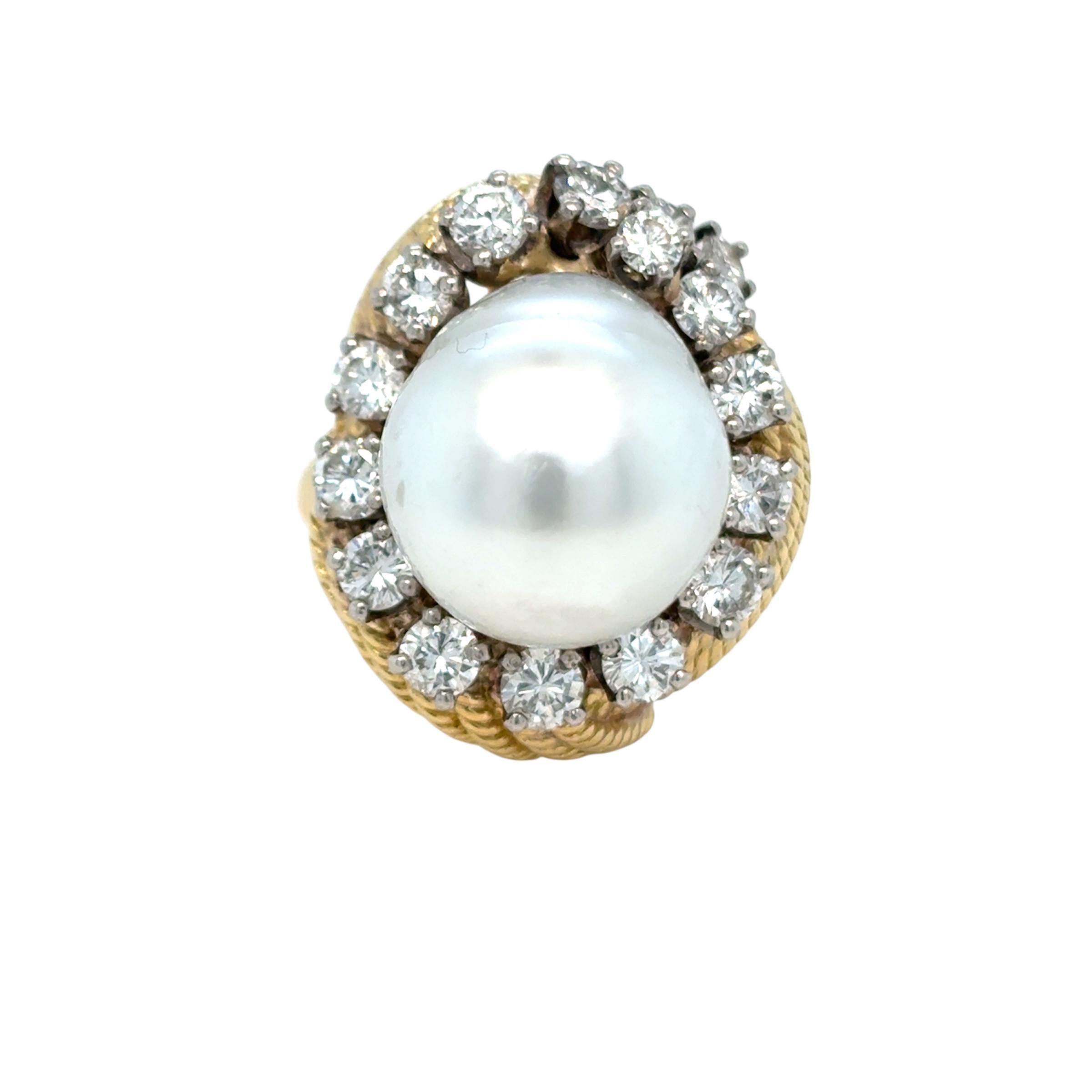 Bague David Webb en or jaune 18 carats, perle baroque et diamant. Cette bague frappante présente un diamant de contour, avec en son centre une perle baroque captivante. La perle, avec sa forme organique et fantaisiste, domine le design, mettant en