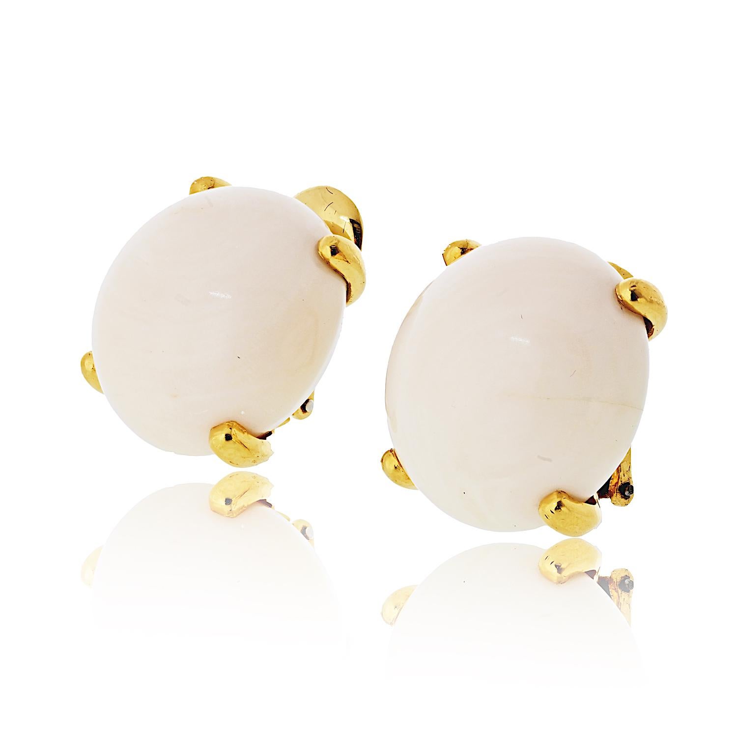 Ohrclips aus Gelbgold mit weißer Koralle von David Webb Damen im Angebot