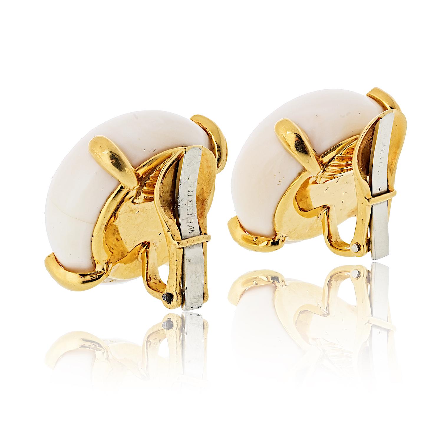 Ohrclips aus Gelbgold mit weißer Koralle von David Webb im Angebot 1