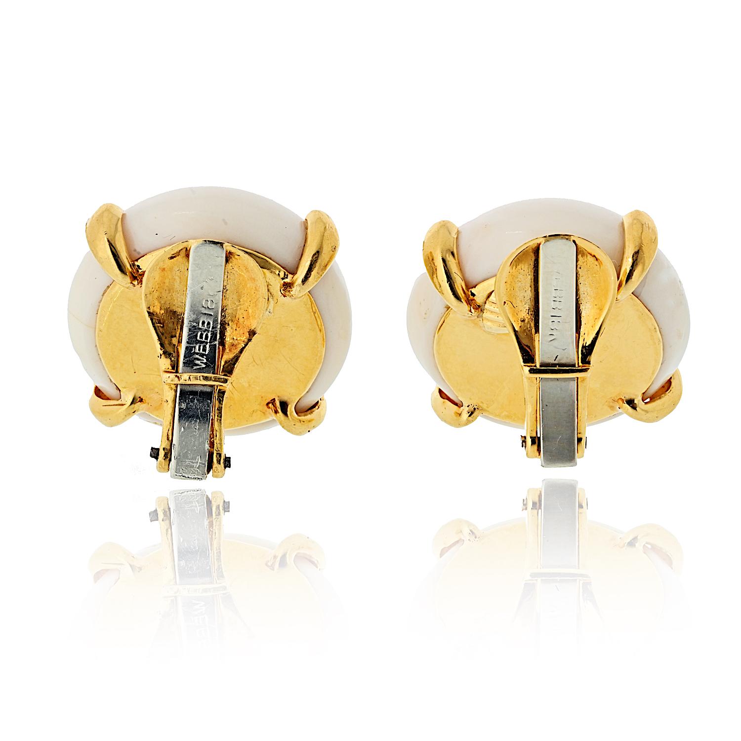 Ohrclips aus Gelbgold mit weißer Koralle von David Webb im Angebot 2