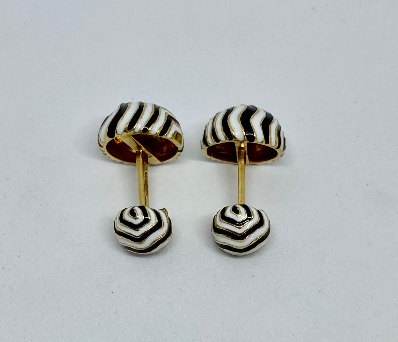 David Webb Boutons de manchette « Zebra » en or jaune 18 carats et émail noir et blanc Bon état - En vente à San Rafael, CA