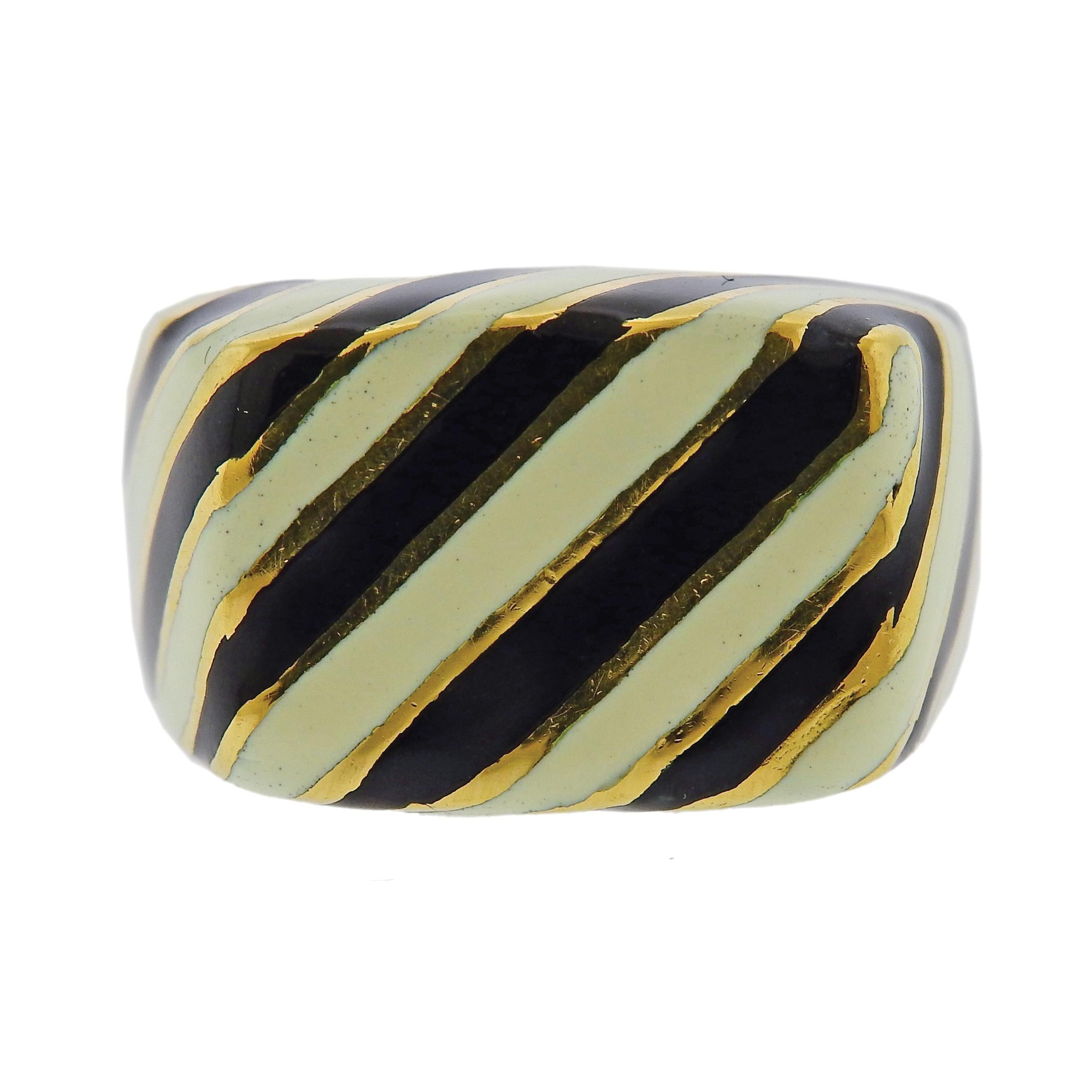 Ring aus 18 Karat Gelbgold von David Webb, besetzt mit schwarzem und weißem Zebramuster-Email. Ringgröße 5,25, die Ringspitze ist 15mm x 20mm. Markiert Webb 18k. Wiegt 21,4 Gramm. 

SKU#R-03061