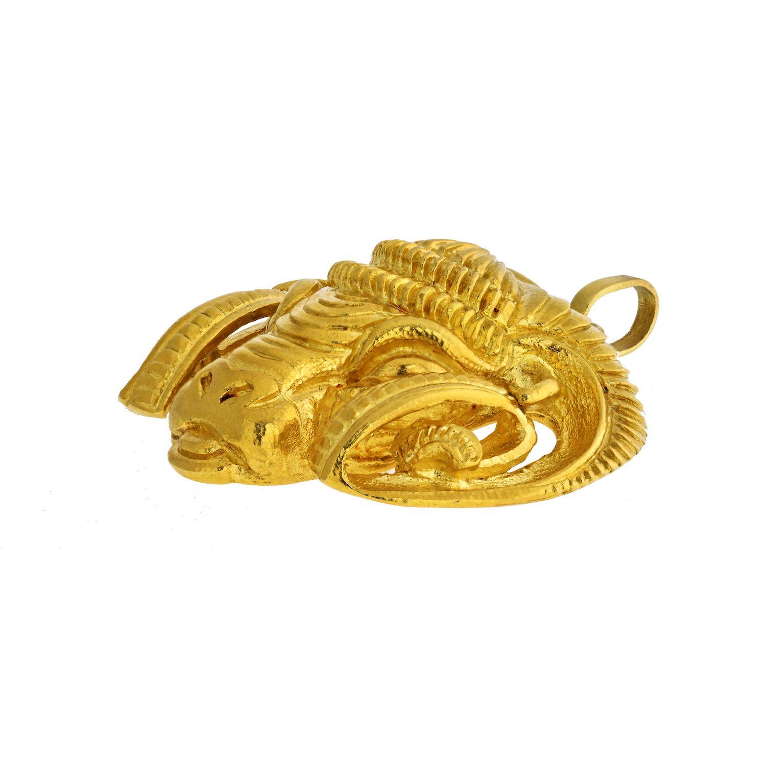 Moderne David Webb Pendentif tête de bélier en or jaune 18 carats avec signe du zodiaque du Royaume-Uni en vente