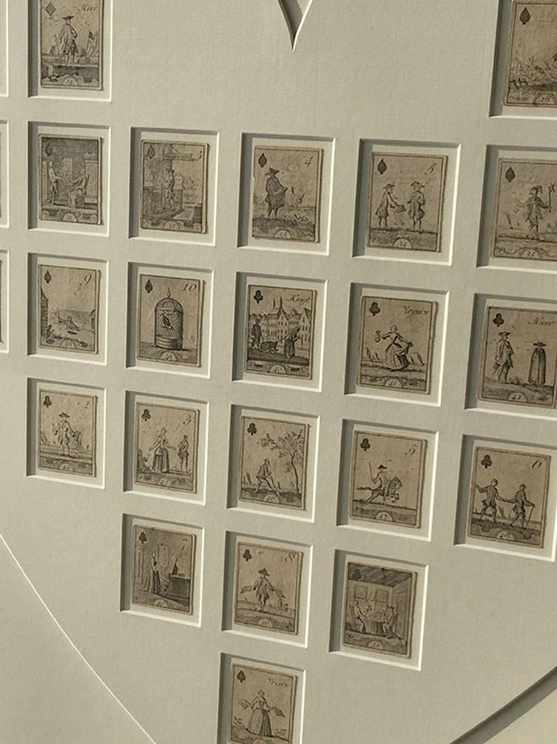 Spielkarten aus dem 18. Jahrhundert von David Weege, 1758

27 Stück kupfergravierte Spielkarten, gerahmt hinter Glas, von David Weege
27 Stück kupfergestochene Spielkarten sowie Lotteriespielkarten in Form von Spielkarten, gerahmt und hinter Glas,