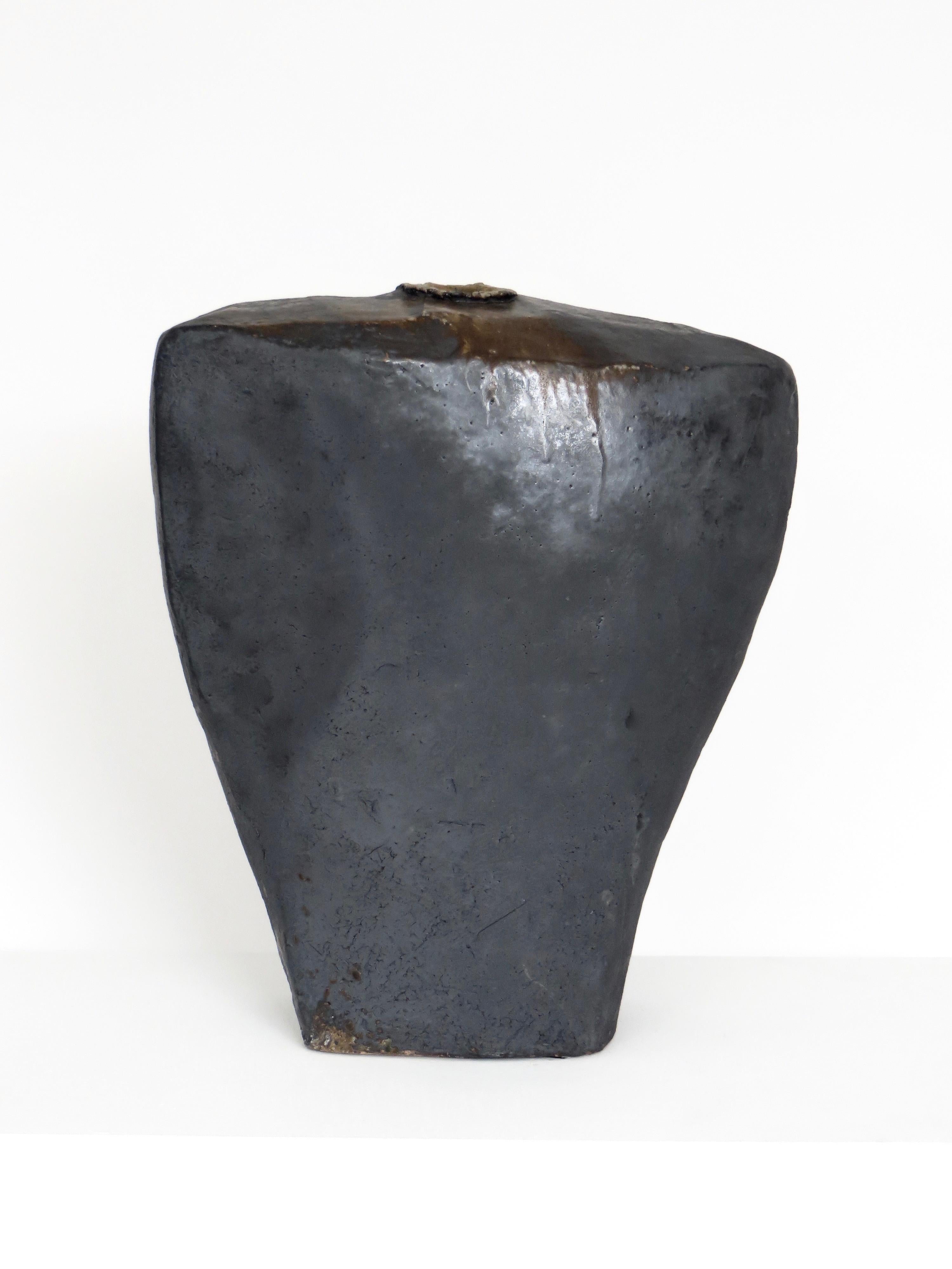 handmade and wood fired in La Borne, France by ceramicist David Whitehead.
It was in 1986 that David Whitehead, born in South Africa and between two land surveyor missions, made his acquaintance with ceramics at the 
