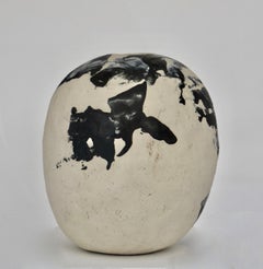 Vase en céramique cuite au feu de bois blanc et noir, réalisé par l'artiste céramiste David Whitehead à La Borne