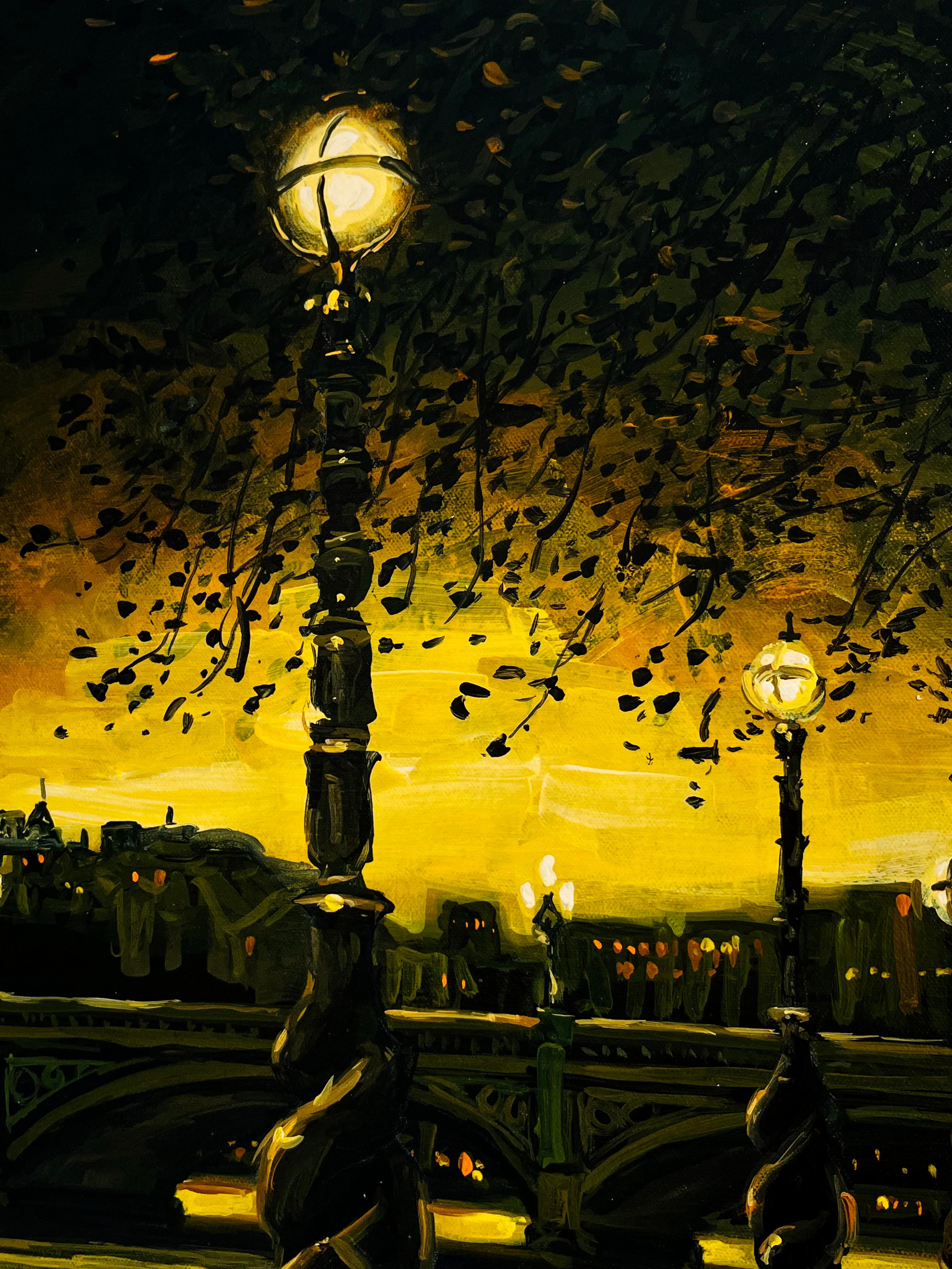 Il pittore di paesaggi urbani David David crea un'impressione di una drammatica scena di strada lungo il canale, catturata di notte. Questa composizione figurativa è costruita con strati di pittura acrilica, infondendo luce e colore. L'artista