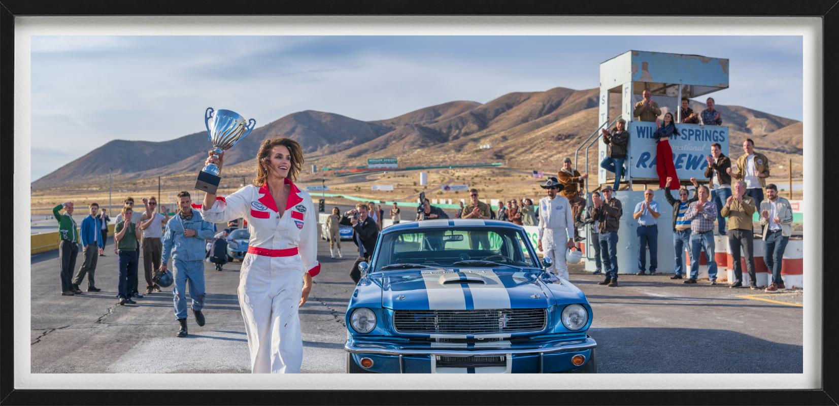 Cindy Crawford hält einen Siegerpokal in der Hand und steht neben einem Ford-Auto, das von David Yarrow im Jahr 2025 fotografiert wurde.

Alle Drucke sind in limitierter Auflage erhältlich. Erhältlich in mehreren Größen. Hochwertige Einrahmung auf