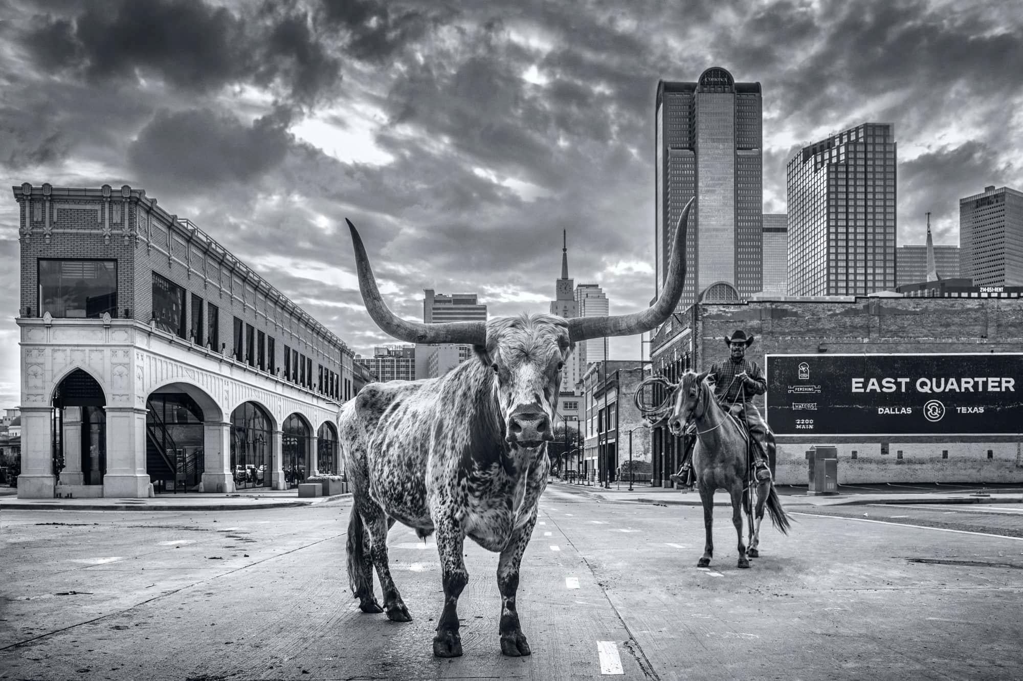 Un cowboy de Dallas - Photograph de David Yarrow