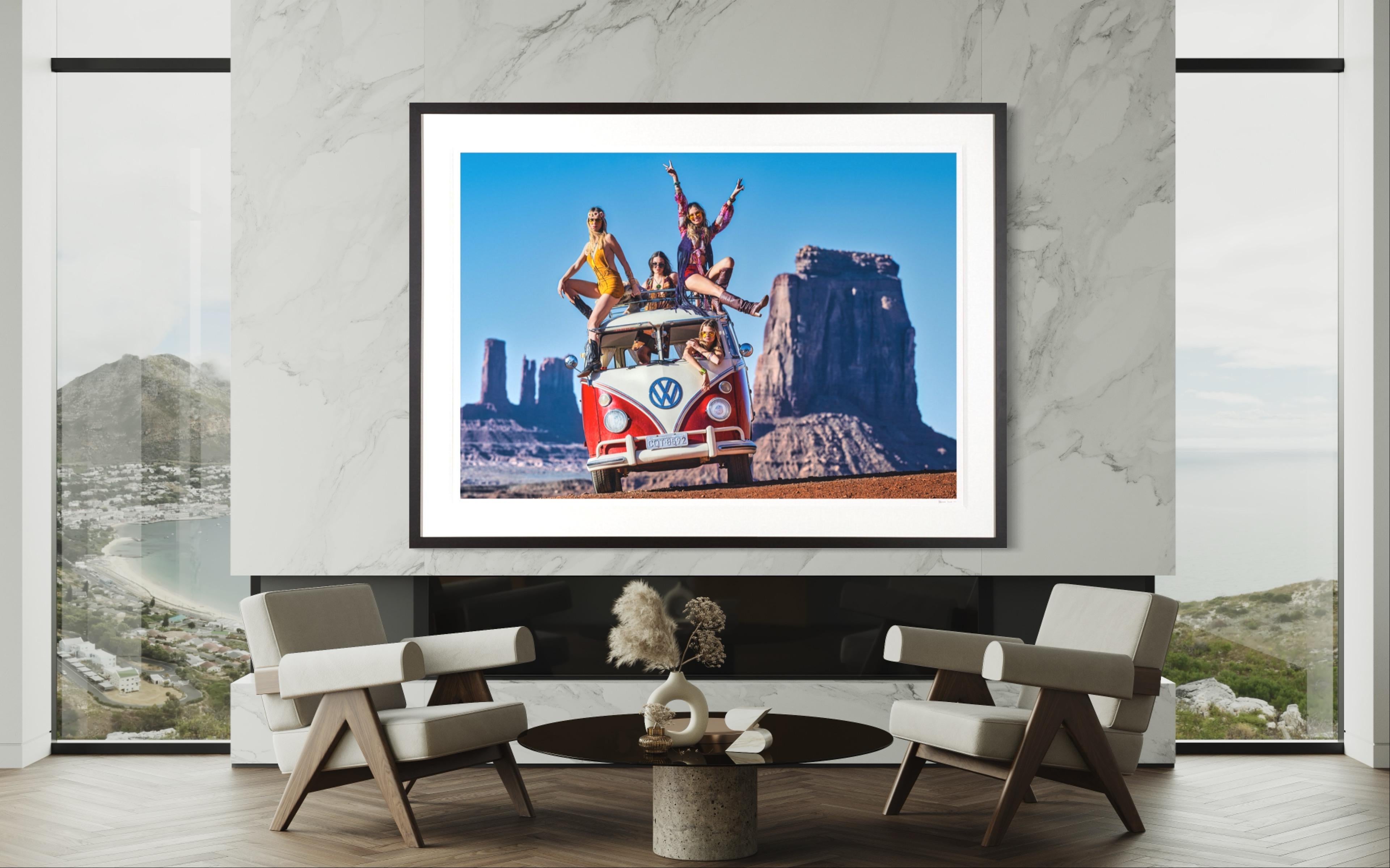 „And The Party Never Ends“ Sexy Fotografie im Monument Valley mit Vintage VW – Photograph von David Yarrow