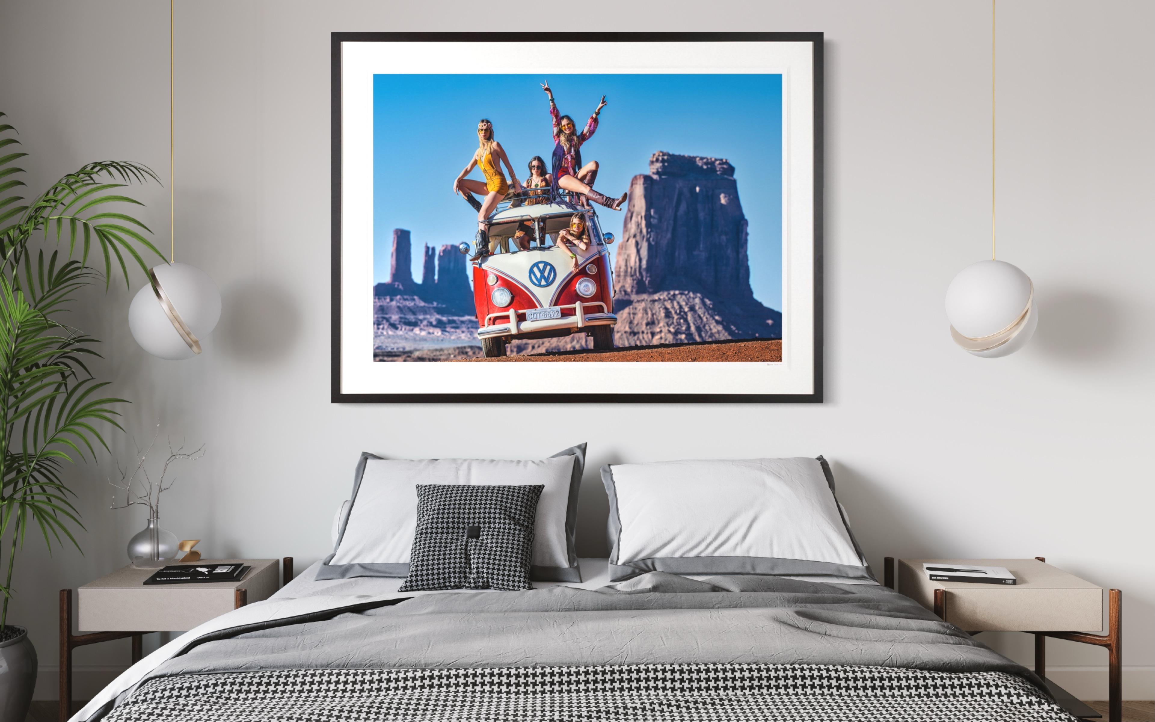 „And The Party Never Ends“ Sexy Fotografie im Monument Valley mit Vintage VW (Zeitgenössisch), Photograph, von David Yarrow
