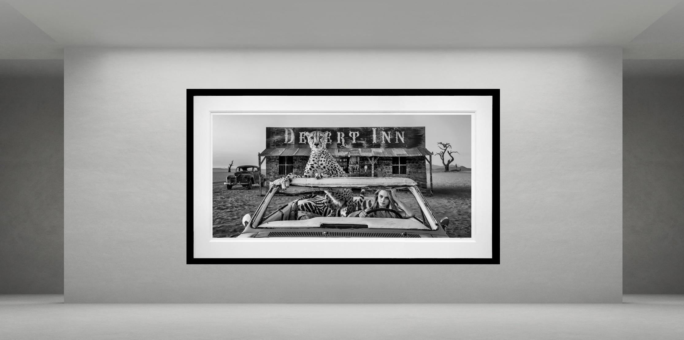Bad Asses (ByN), Namibia por David Yarrow - Cara Delevingne - Chita en venta 1