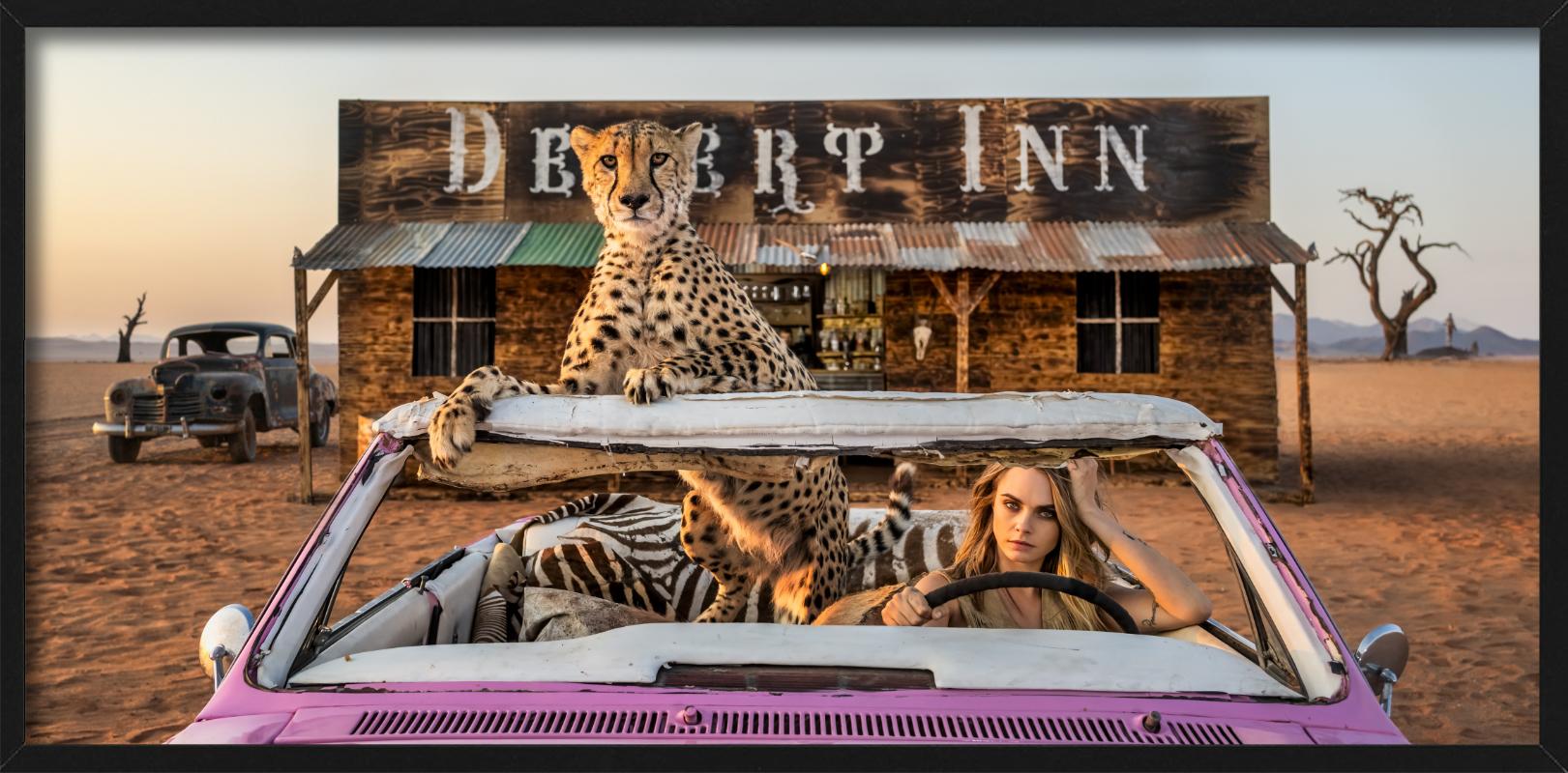 Cara Delevigne conduciendo un coche con un leopardo en un entorno vaquero fotografiado por David Yarrow.

Todas las impresiones son de edición limitada. Disponible en varios tamaños. Enmarcado de alta gama a petición.

Todas las impresiones están