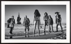 Photo encadrée en noir et blanc « Beach Bums » sur le thème du pirate sexy