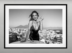 Bellissimo (Schwarzweiß) von David Yarrow - Neapel, Italien - Alessandra Ambrosio