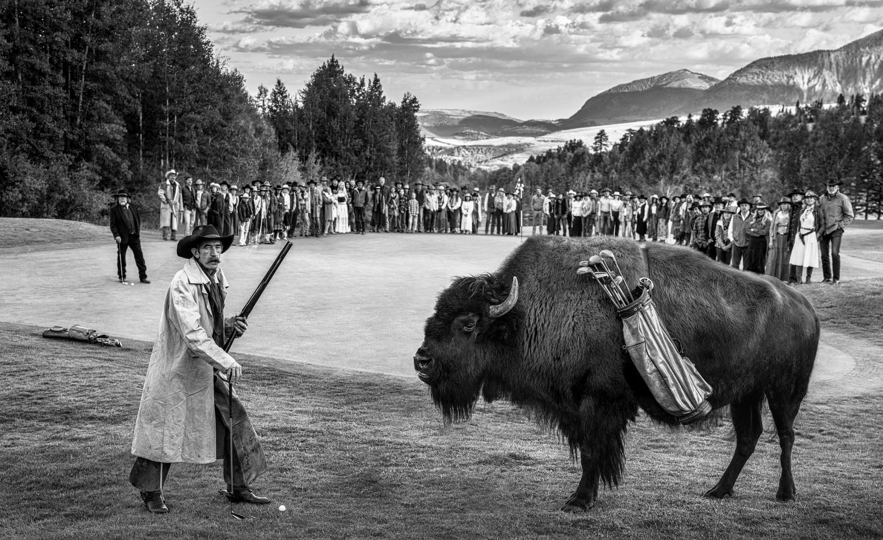 Black and White Photograph di David Yarrow - Bison DeChambeau (B+W)