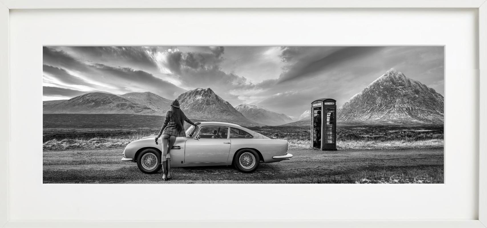 Bond in Bianco e nero, Fotografia d'autore 2025 - Photograph di David Yarrow