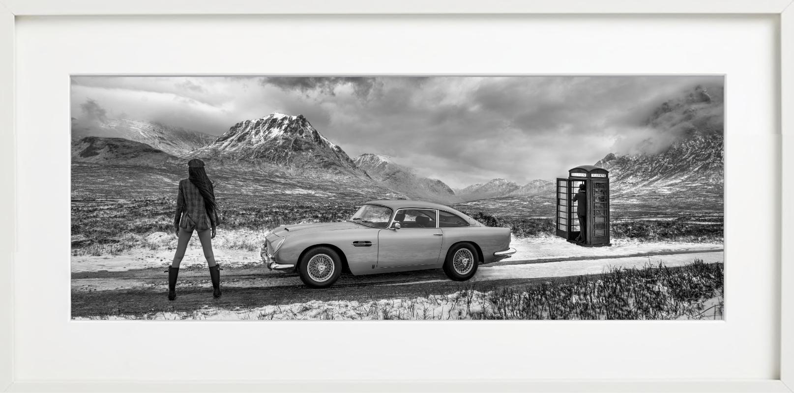 Bond in Bianco e nero, Fotografia d'autore 2025 - Photograph Contemporaneo di David Yarrow