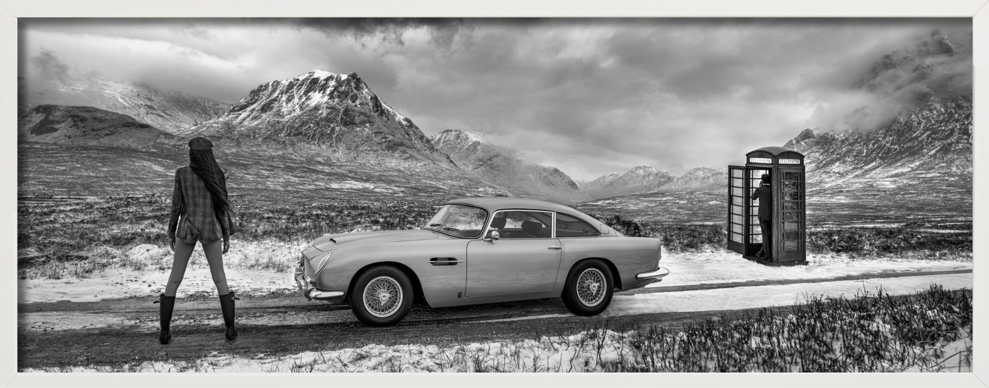 Bond in Bianco e nero, Fotografia d'autore 2025 - Color Photograph Nero di David Yarrow