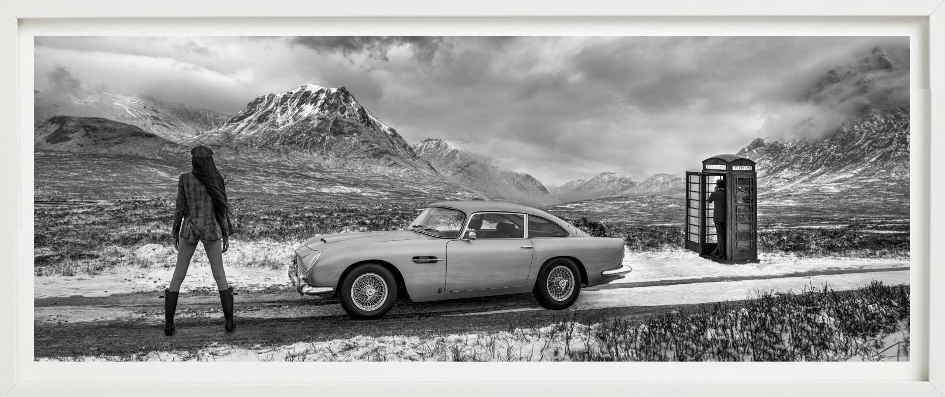 Una donna in piedi vicino a un'auto sportiva in abiti classici scozzesi è stata fotografata da David Yarrow nel 2025.

Tutte le stampe sono in edizione limitata. Disponibile in più misure. Cornici di alto livello su richiesta.

Tutte le stampe sono